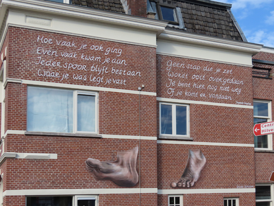 912051 Gezicht op de zijgevel van het pand Biltstraat 208 te Utrecht, met het gedicht 'Hoe vaak je ook ging' van Ingmar ...